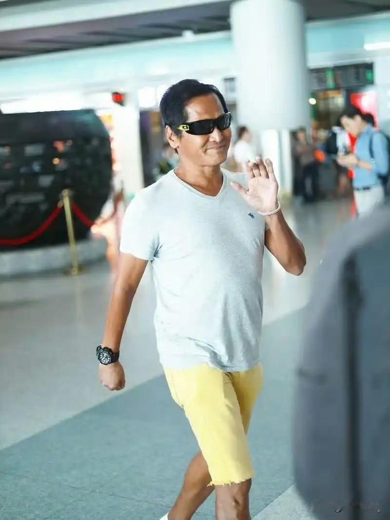 都说了优雅的女人裙不过膝，其实上了年纪的男人也是啊。齐秦穿嫩黄色短裤，显黑还不衬