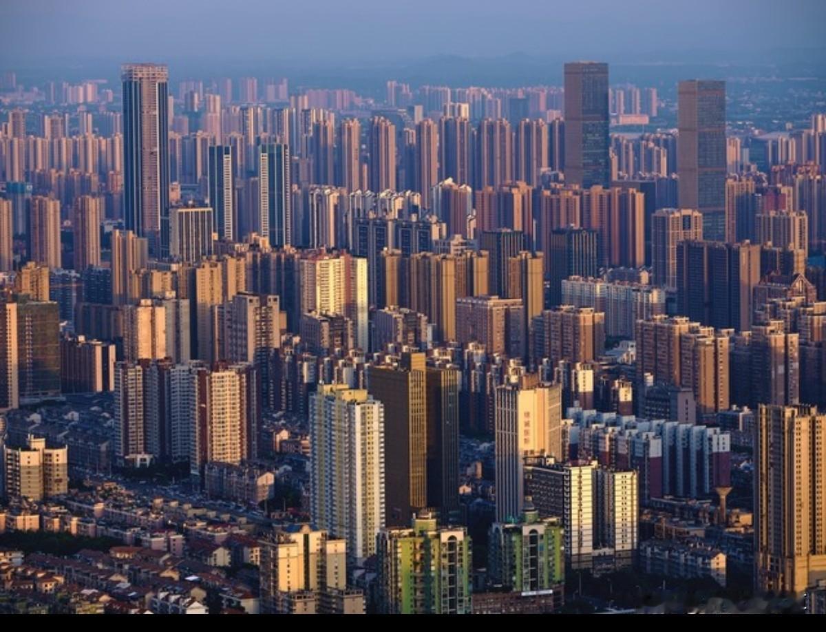 出生率降低的根本原因是城市化的原因。一当今大部分人都住在了城市，居住环境有