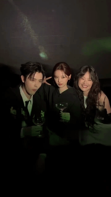 杨超越这小脸，看一次震惊一次！老天爷赏饭吃，不，是喂饭吃，坐在陈飞宇和马思纯中间