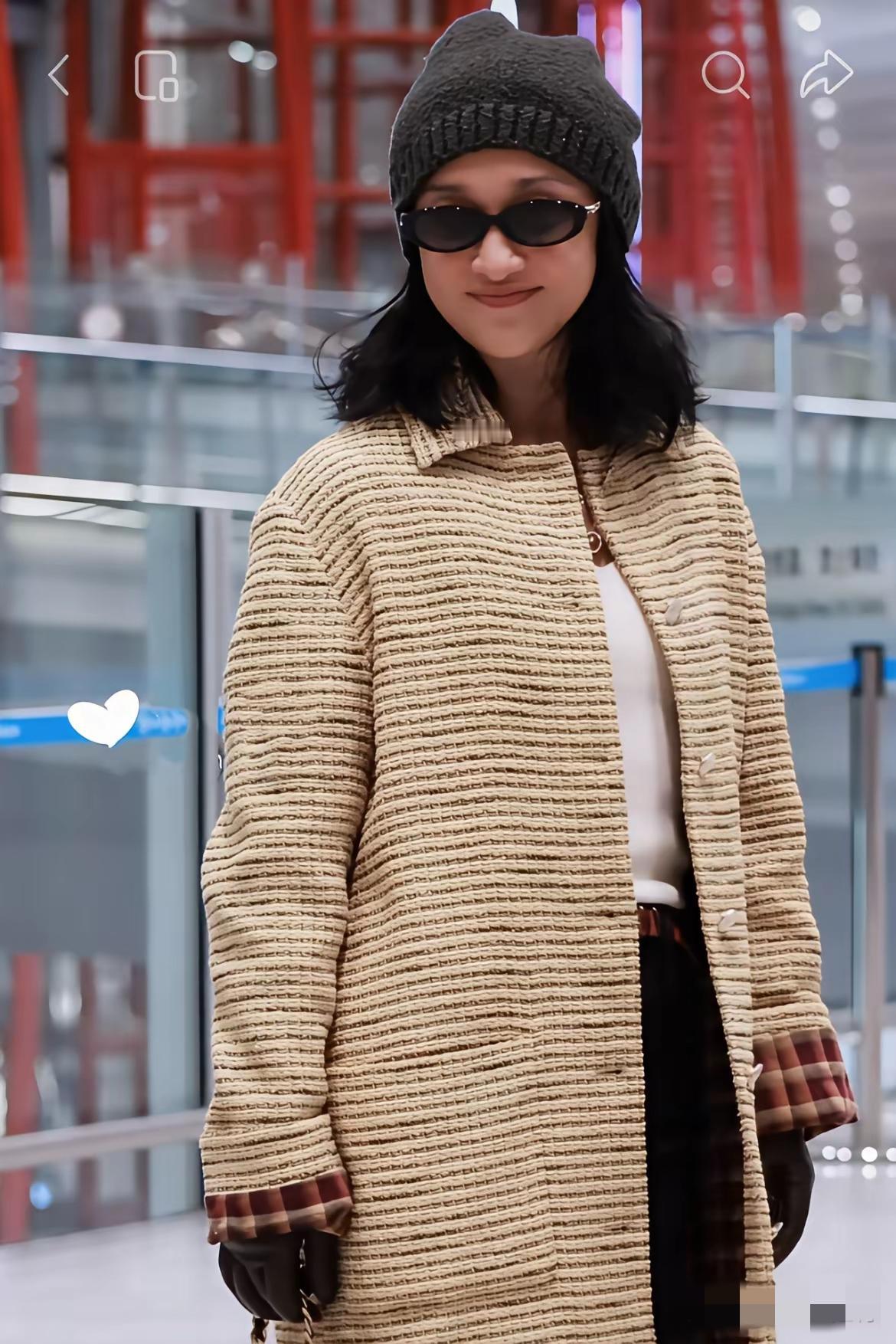 周迅的新衣被嘲不好看……。定睛一看，比王妈的工装强一些：比较长，脱离了工装的长度