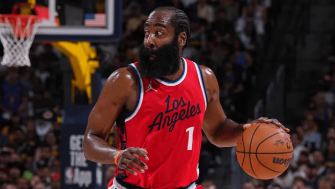 NBA常规赛，快船118-101战胜爵士。赛后，据记者统计，在过去的六场比赛中