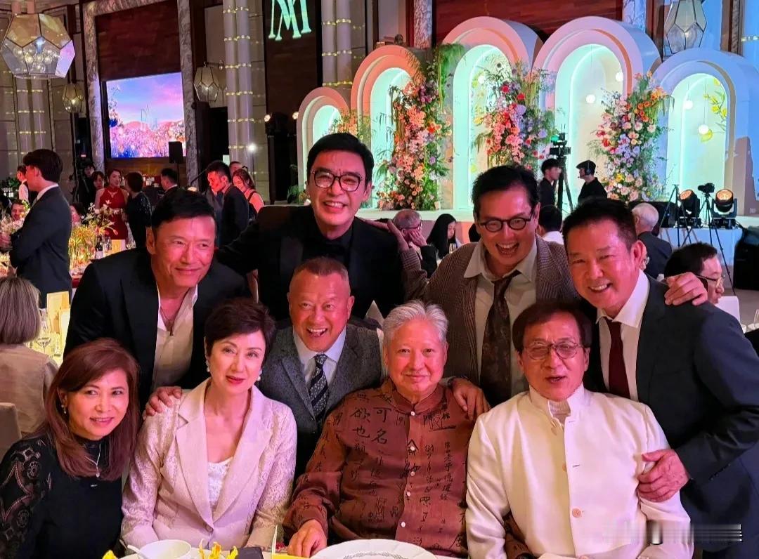 原来在港圈，洪金宝的地位这么高啊！成龙和洪金宝罕见同框，俩人一起参加晚宴，画面