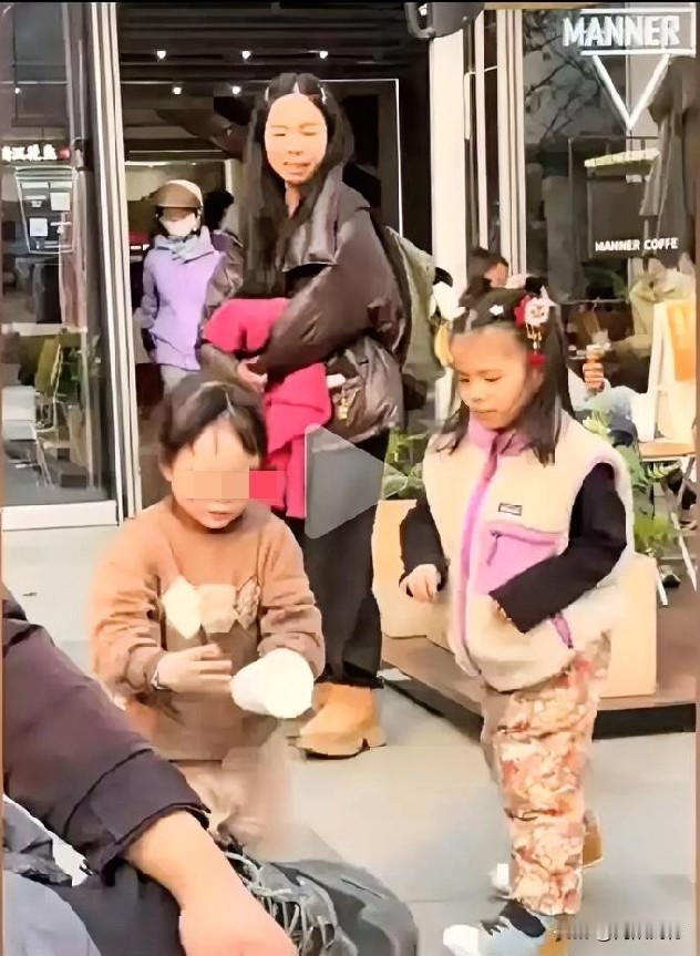 一杯水打翻后，我看清了两种家庭教育的差距。小孩不懂事，大人也不懂事么！小女孩