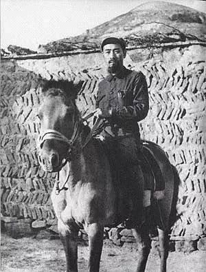 1927年周恩来被捕，有个国军给了他件衣服，叫他快走，此人是谁？1927年，蒋介