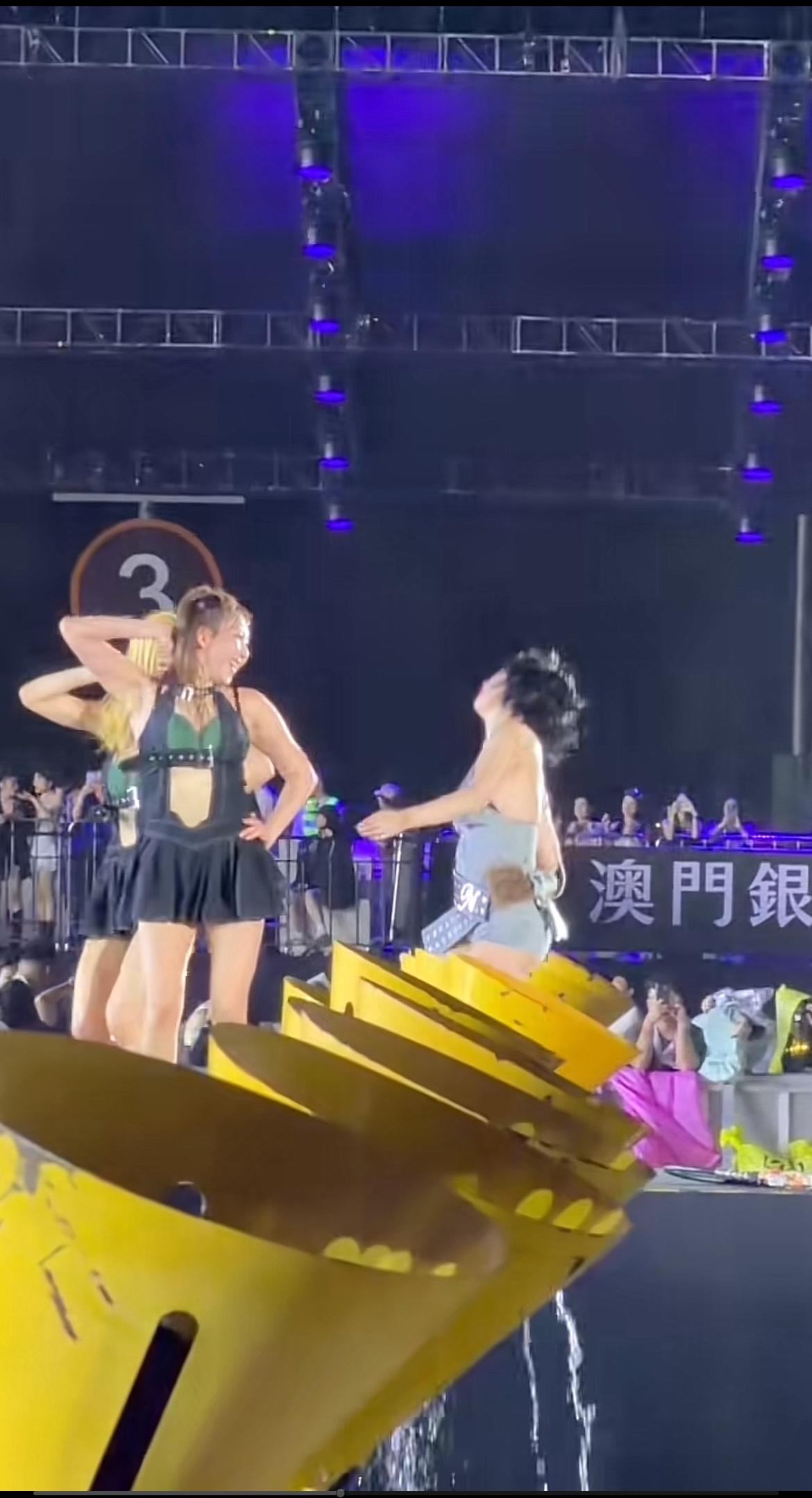 11月9日，泫雅在澳门WaterBomb音乐节上表演《BubblePop》后