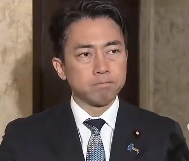 日本小泉防卫相脸上的愁容，一目了然！当记者把“中东战乱持续下去，日本是否会面临
