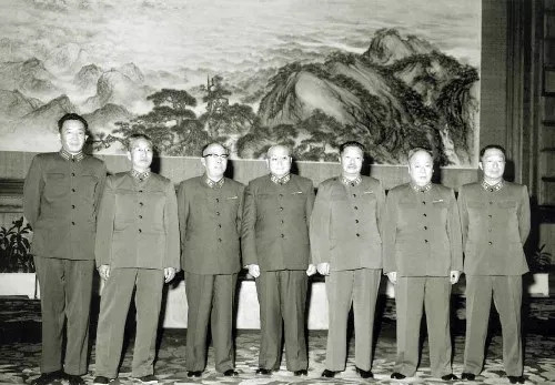 罗瑞卿大将和六大元帅，从个头上来说，十大元帅的身高都差不多，徐向前元帅应该是他们
