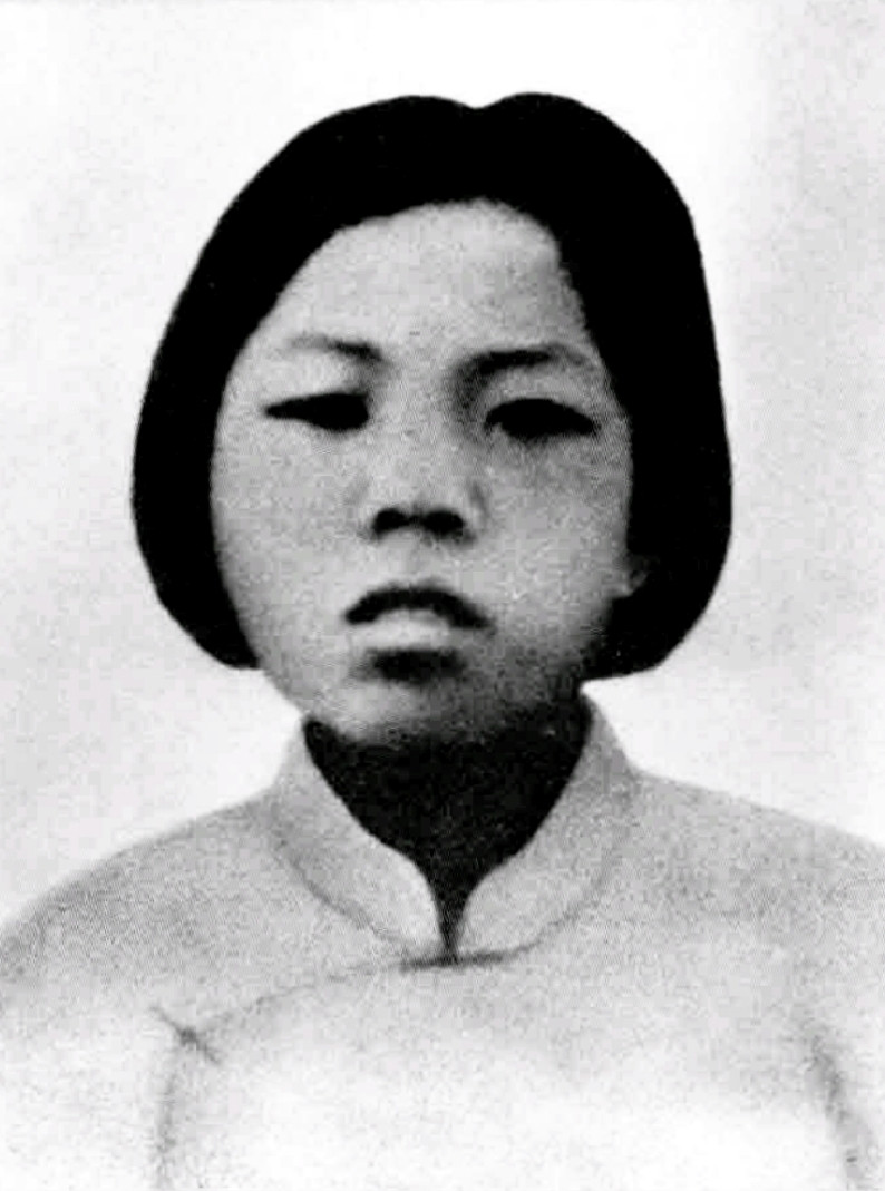 这是少年时期邓颖超留影。她的幼年生活跟着母亲颠沛流离。邓颖超(1904~19