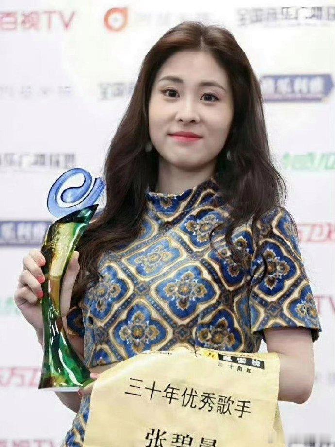 张碧晨惊艳亮相，那修长美腿超吸睛，黄色条幅都瞬间失色，魅力全在她身上！​​​