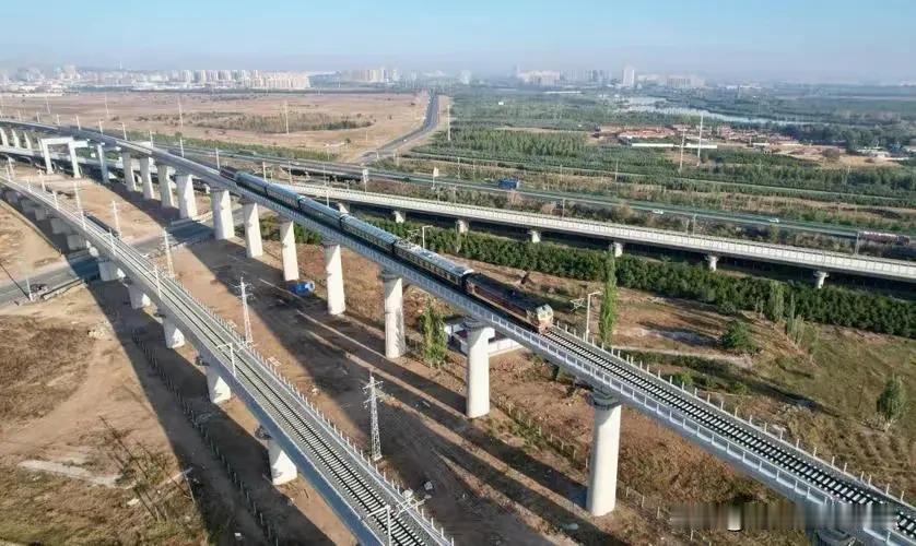 内蒙古高铁建设目前面临资金短缺和规划问题。2024年，内蒙古GDP增长5.8%，