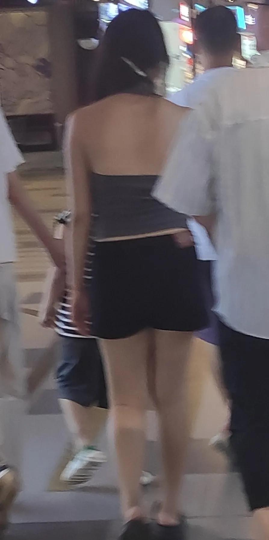 这是谁家的媳妇啊，怎么穿成这样就出门了。现在的年轻人，真是敢穿。当然，只要自己不