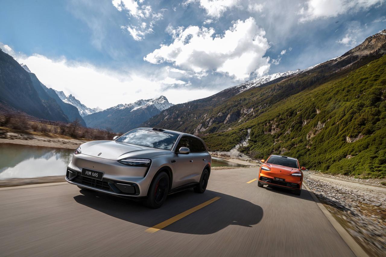 问界M6首批交付现场蹲了半小时,提车用户的关注点挺集中——华为途灵平台搭闭式空气