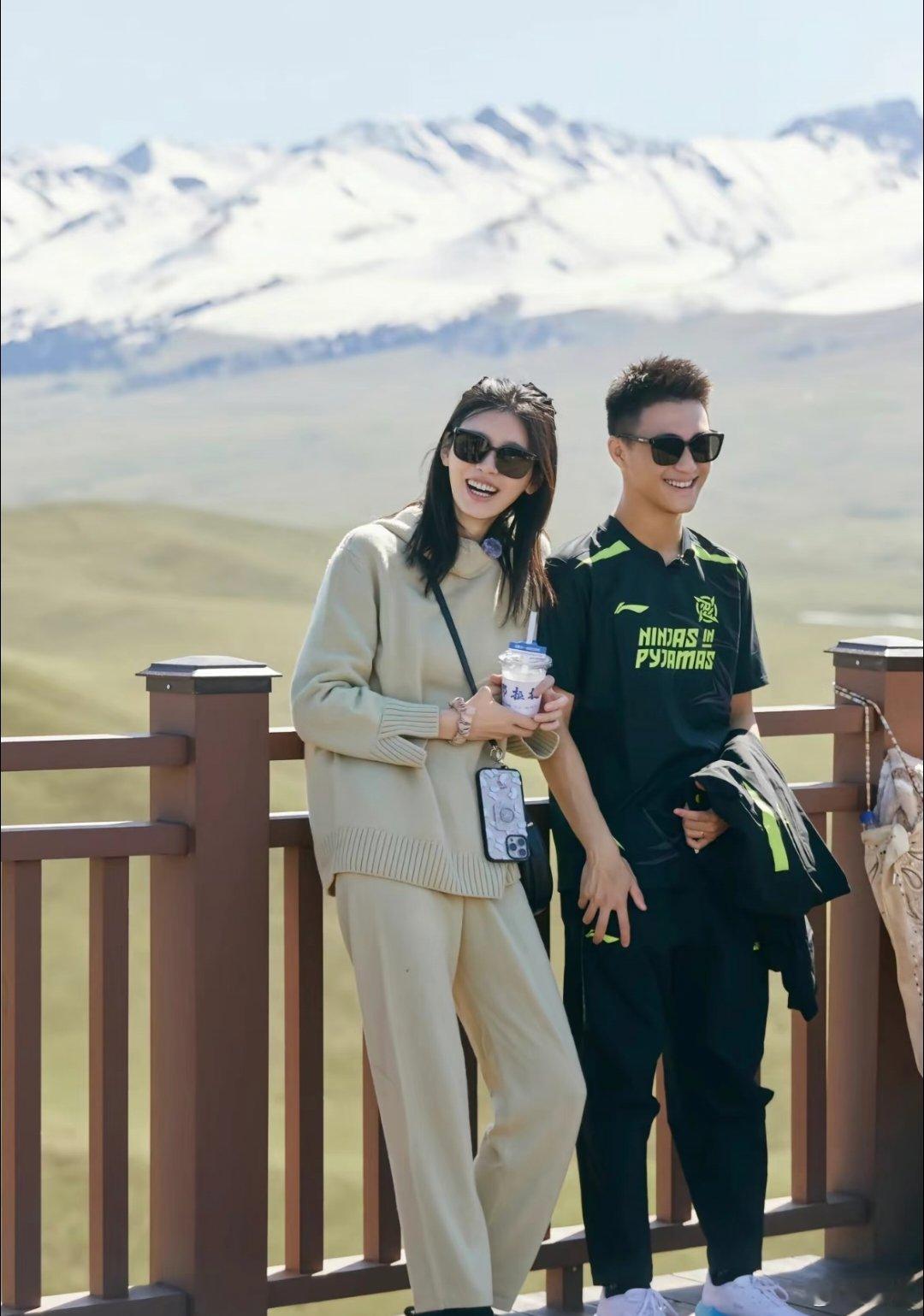 奚梦瑶何猷君带儿子出席活动这么一看真的觉得一家子身高都挺高的诶超模的妈有钱的爸，