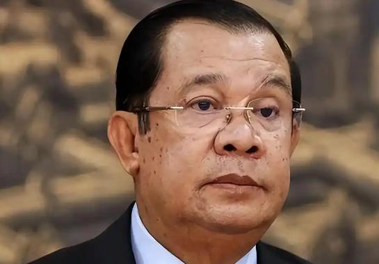 柬埔寨首相洪玛奈最近直接站出来把话说死，跟泰国达成停火是为了让老百姓少遭罪，绝对