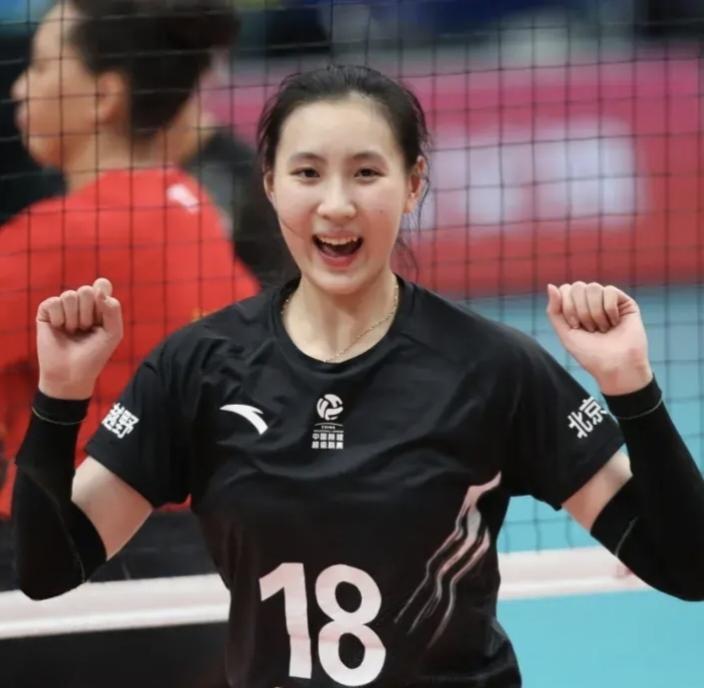 身高优势，东亚女排锦标赛首战，中国女排攻防拦俱佳，连胜三局，3-0完胜日本队，取