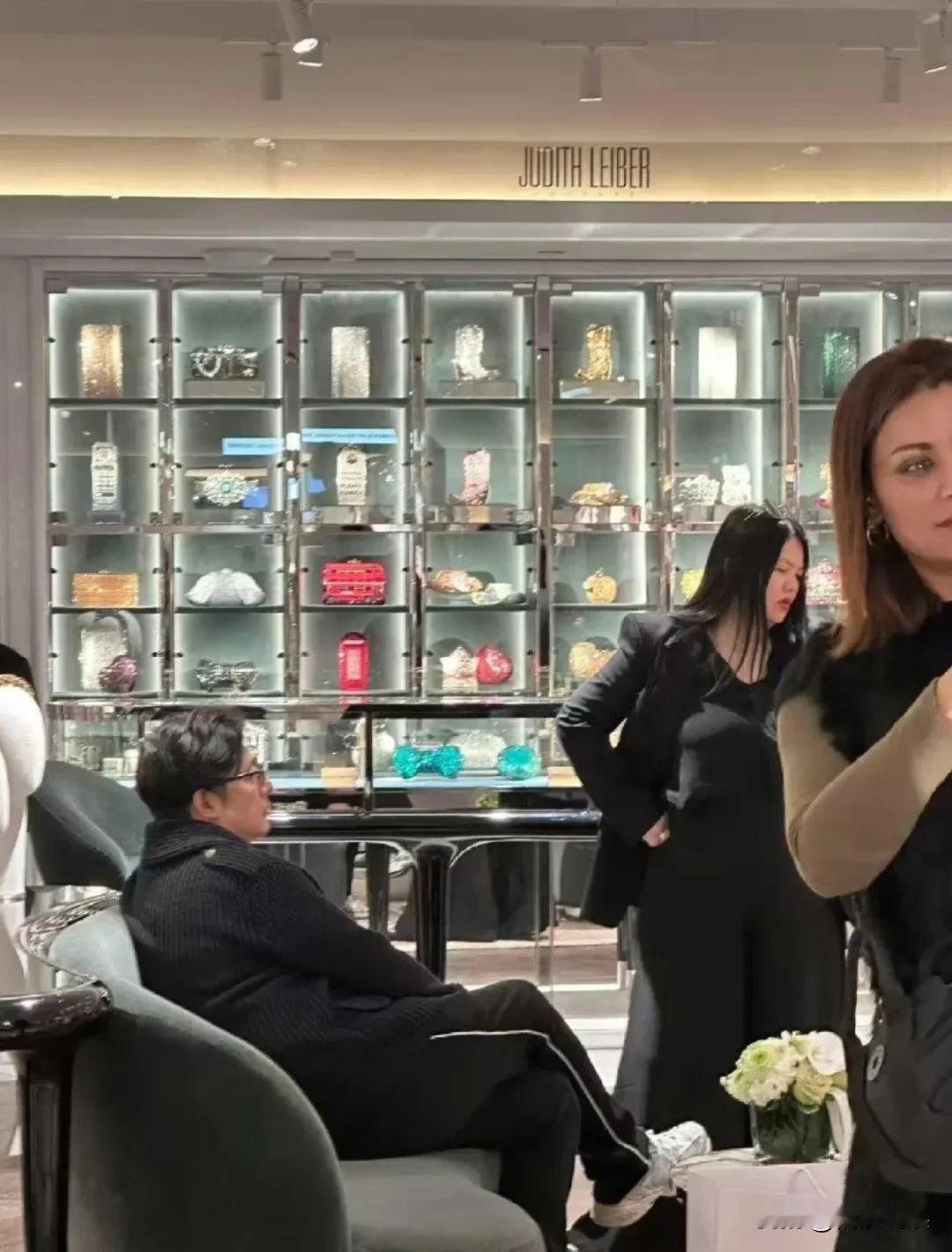 李湘带着女儿和前夫现身伦敦购物。作为富婆，李湘的生活除了买买买，就是吃吃吃了吧