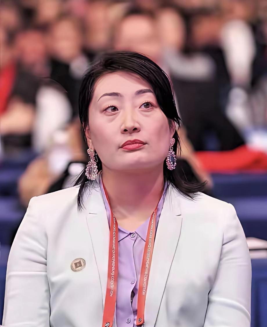 宗馥莉恐怕要伤心了，老对手钟睒睒再一次成了中国首富，同样是卖水的，明明大家