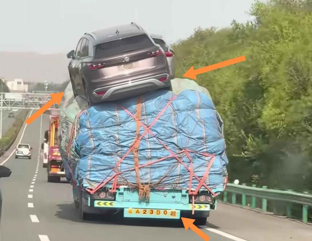 高速路上一辆可以超载的“专牌照”货车。