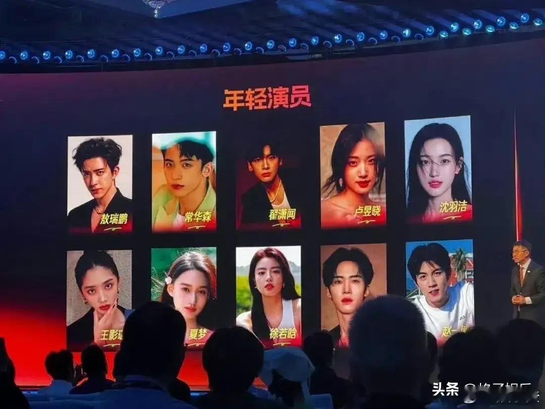 爱奇艺这是要搞出一波“新星风暴”啊！以前力捧的陈哲远和曾舜晞已经翻篇啦，现在它深