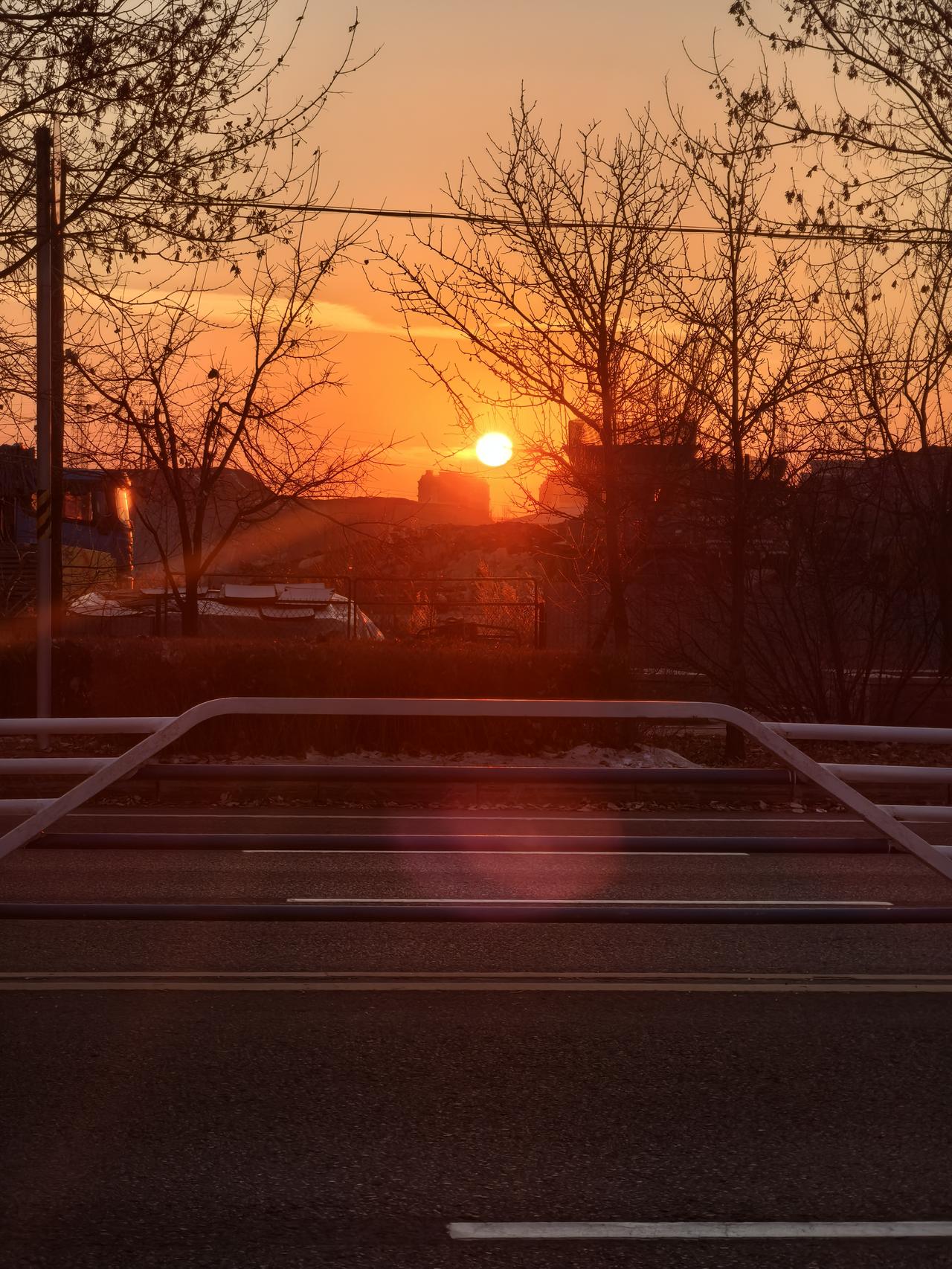 转眼之间我爸已经住院了，髋关节第二次手术了。清早醒来，儿子的微信连珠炮一样，他