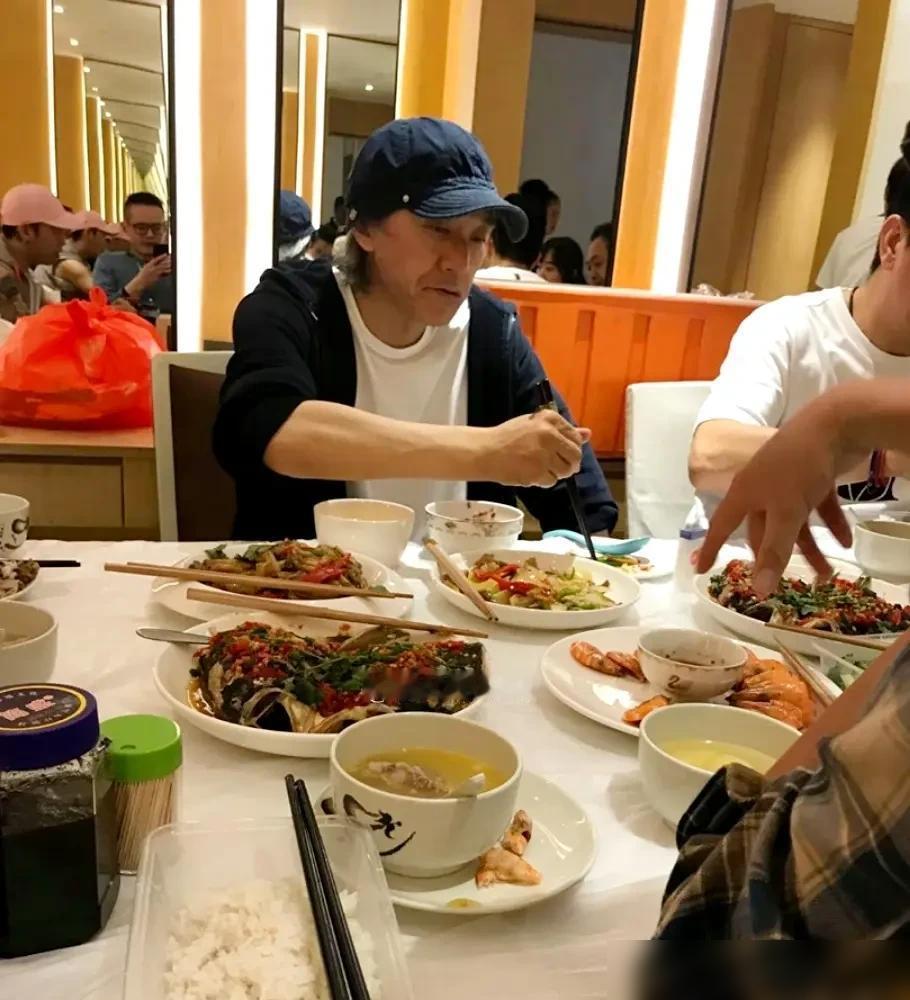 1988年，李修贤70万买断周星驰，转手赚了230万差价。万梓良在片场硬把他推上