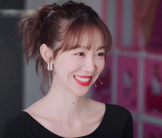 太会挑女婿了！姜妍的新郎，是宋丹丹亲自挑的。北京某银行支行行长，戴金丝眼镜的金融