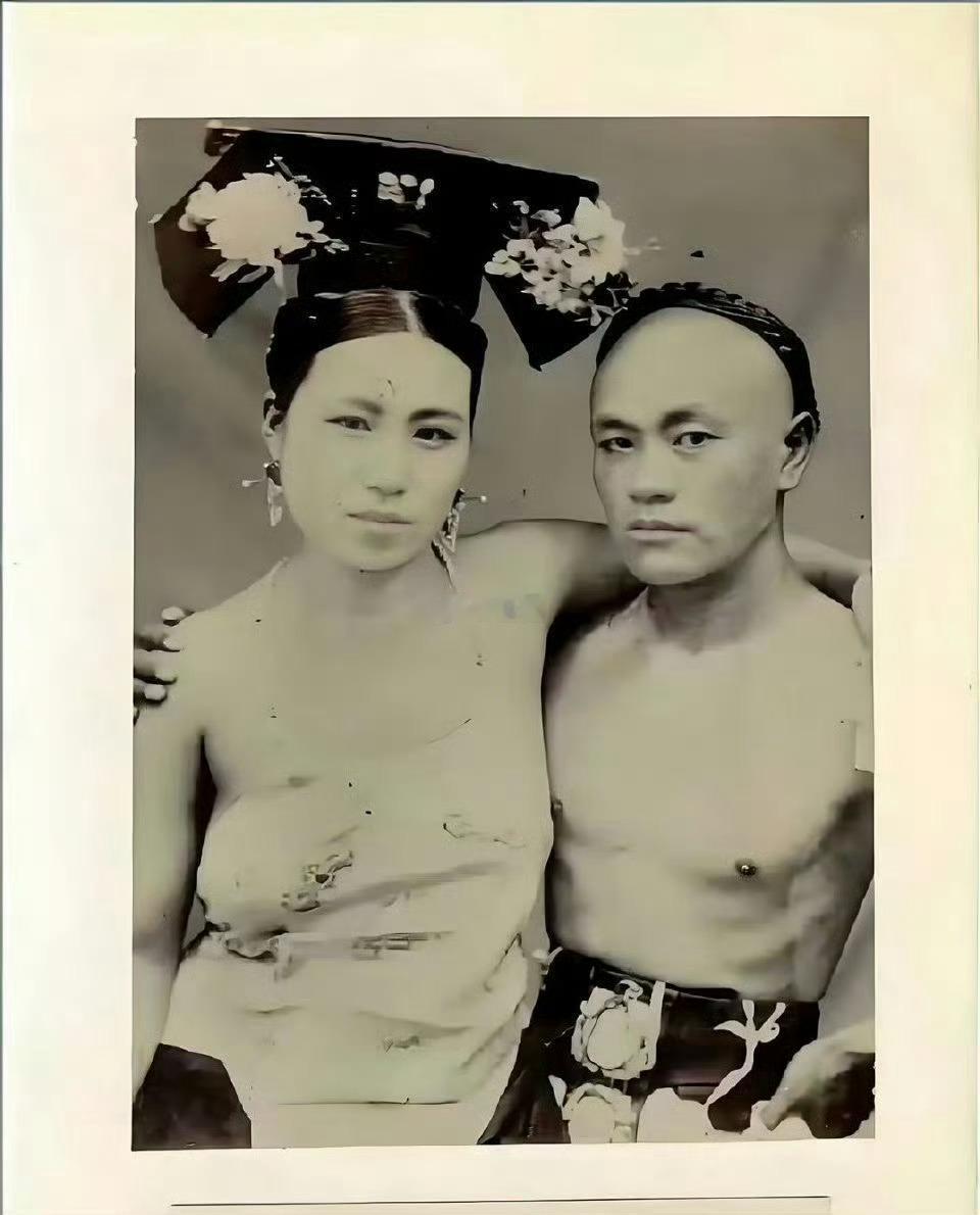 泛黄的老照片里，藏着清朝人不为人知的另一面。那些定格的瞬间，竟透着意想不到的开放