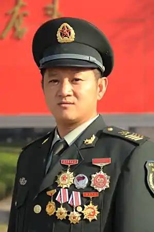 1986年，18岁的山东莱西小伙参军入伍，原本是冲着装甲车去的，结果因为是初中文