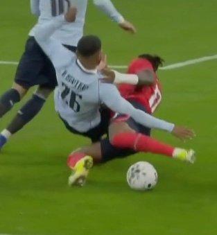 【枪迷骂娘！马杜埃凯膝盖受伤】在英格兰1-1战平乌拉圭的友谊赛中，阿森纳边锋马杜