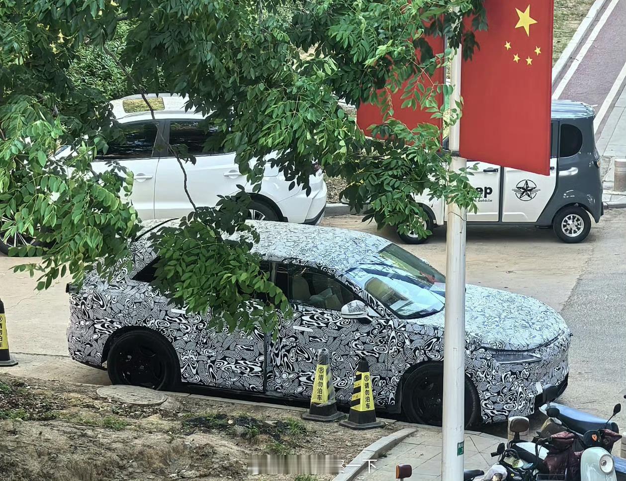 智界又有新车了，伪装车的外部其实看不出来啥，但内饰完全是智界那套，SUV还是旅行