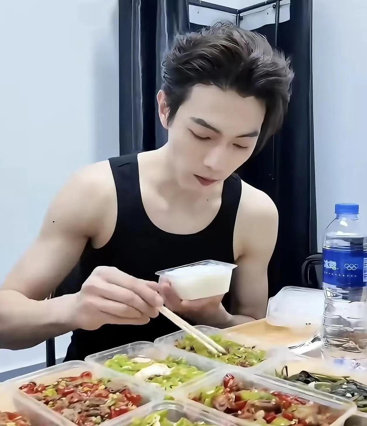 我觉得许凯的这张脸长得真的不错，很帅气，身高也很优越，演技也很好，脾气很温柔。
