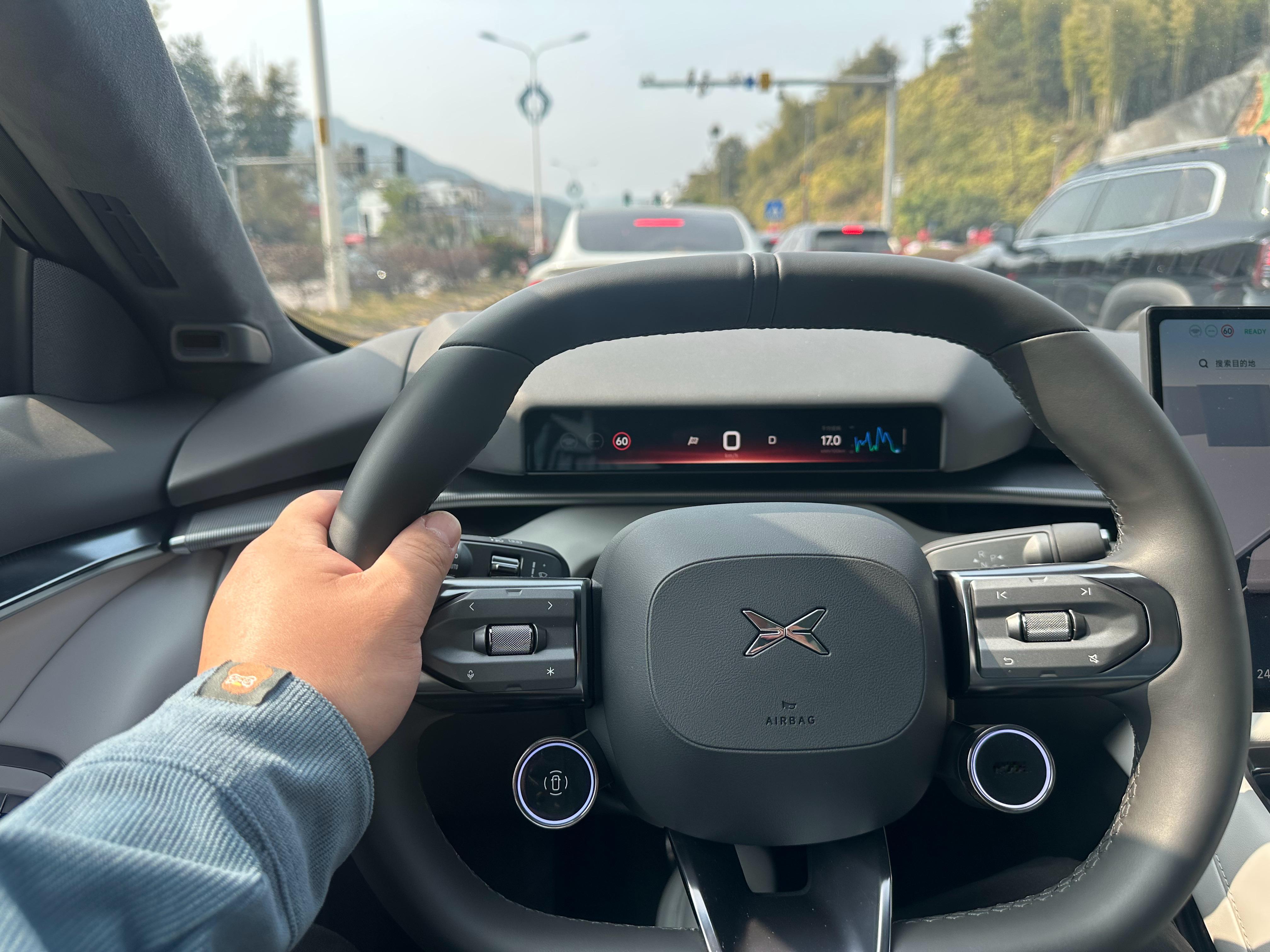 小鹏P7开回农村，车往那一停，邻居眼神根本挪不开。车头低趴，线条贼拉流畅，跑车范