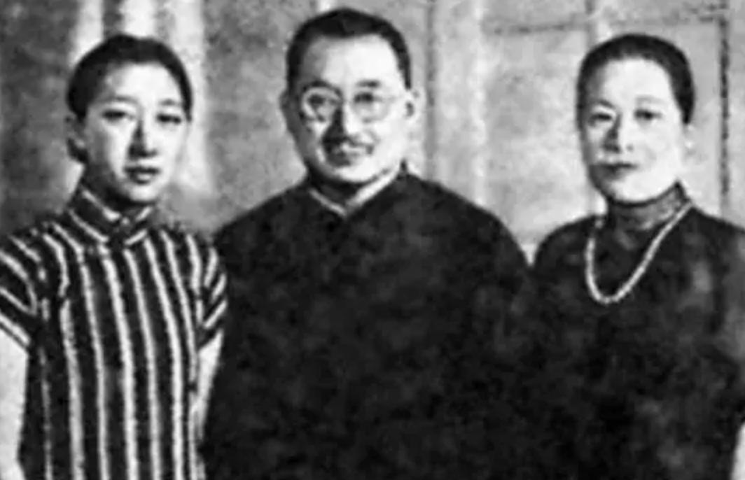 1914年，宋霭玲与孔祥熙完婚。新婚之夜，一伙儿人来闹洞房，有人一把扯下她的腰带
