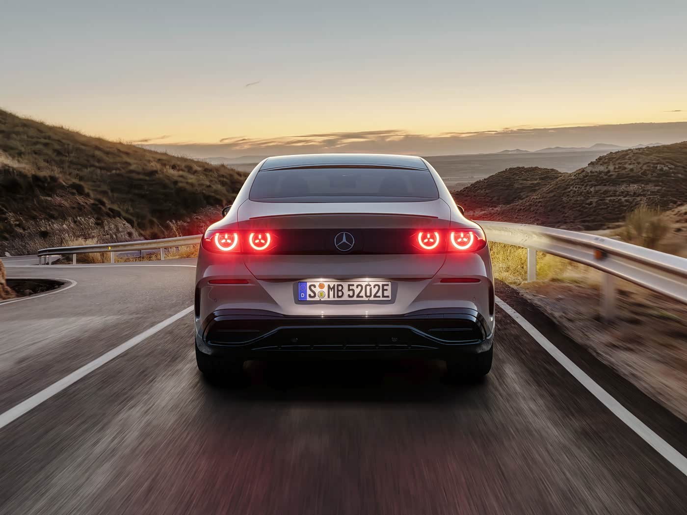 新车全新奔驰C级纯电轿车，目前看C级和GLC级的纯电车采用的是同一套设计语言，