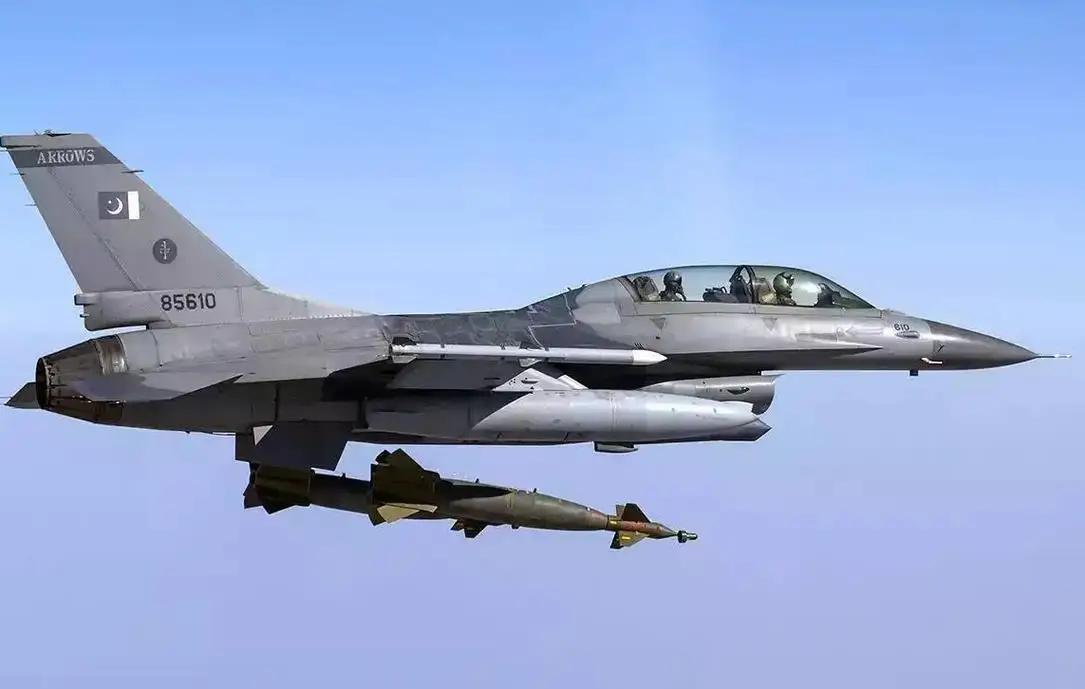 巴基斯坦飞行员曾经有个私下说法：中国战机是"穷人的F-16"，凑合能用，但真