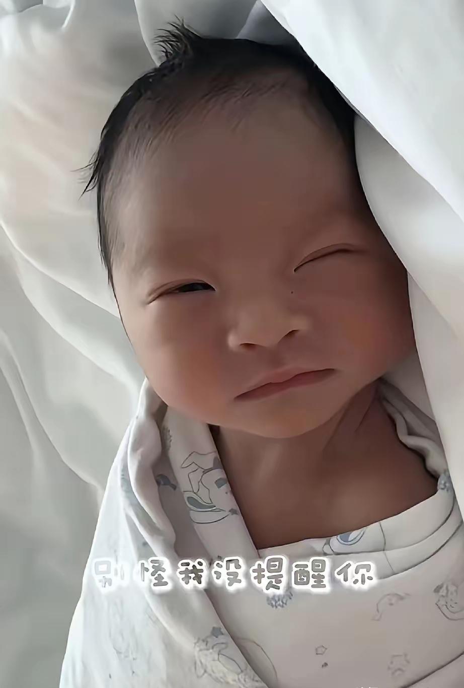 揭秘了！马筱梅儿子是大眼睛双眼皮正月初十马筱梅晒出三天大的小七宝照片，这小模