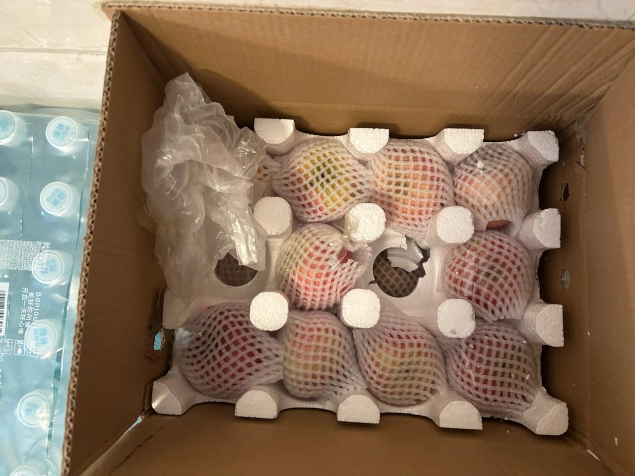 又买了一箱苹果发货速度还蛮快的包装依旧很到位两层都有泡沫保护商家还贴心的用