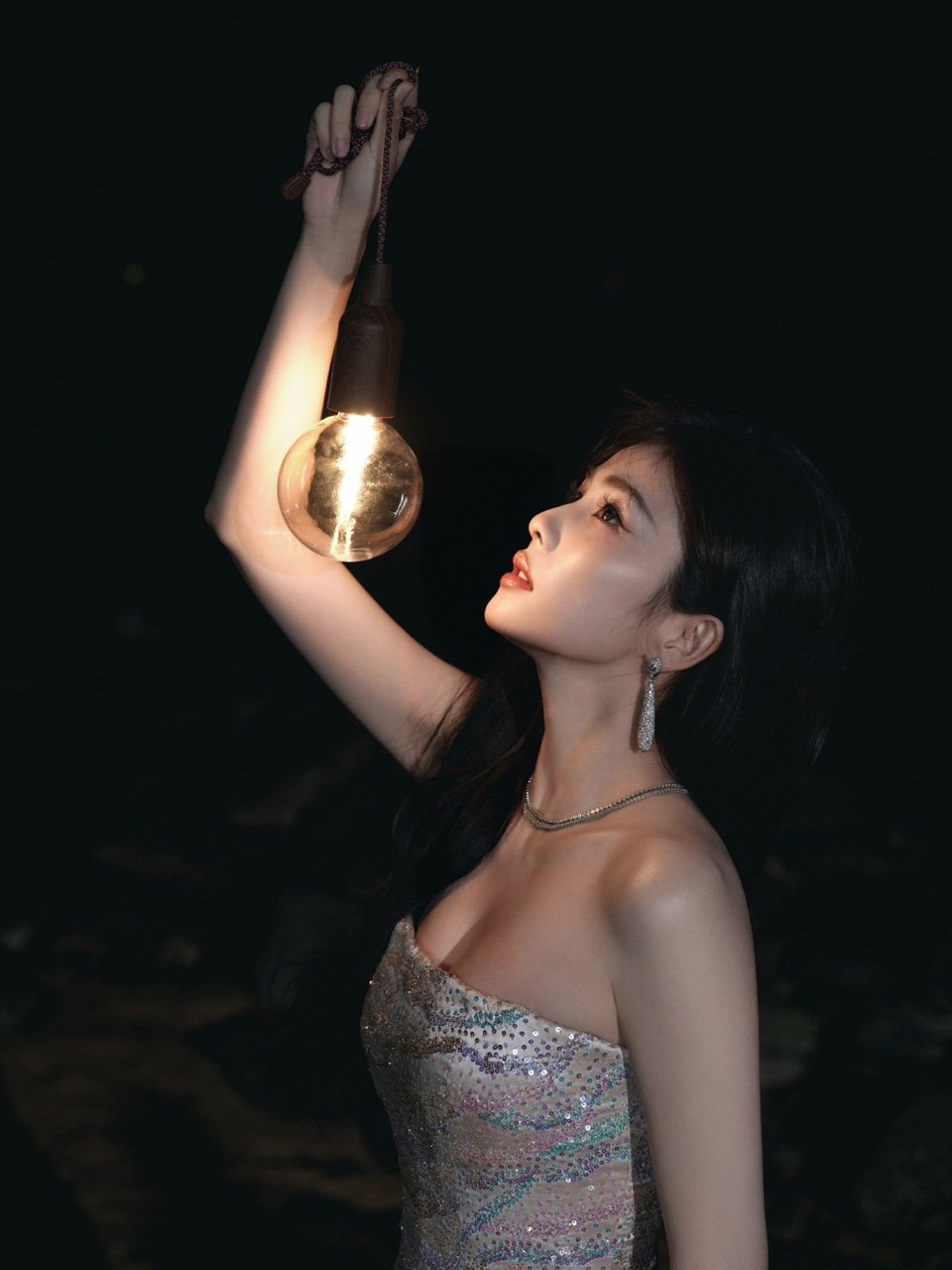 白鹿提灯女神白鹿粉色绸缎星河裙白鹿提灯女神啊！第三套造型也太好看了吧！没得挪不开