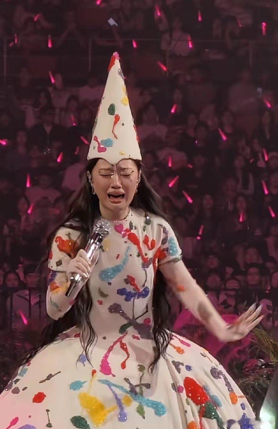 谁懂呀？单依纯真的就是艺高人胆大！成都演唱会一开场，大家直接被她的造型给愣住了！