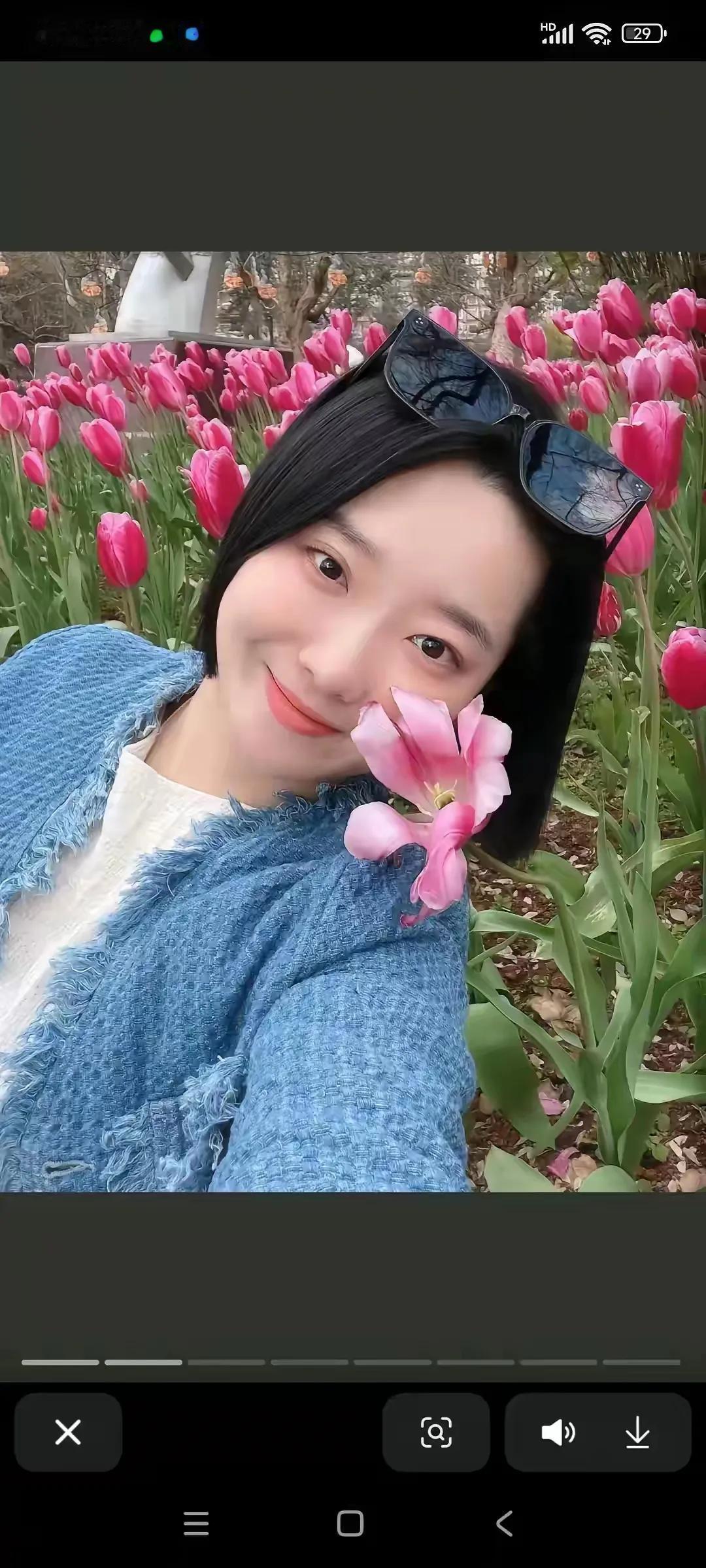 她笑得那么甜美一定爱极了生活，可是命运为何要捉弄人，让她在三亚被毒蛇咬了，随后送