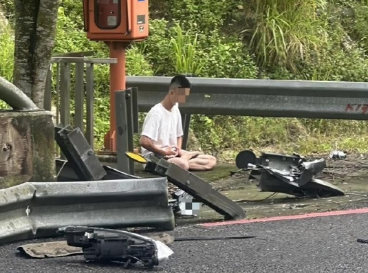 台湾下午的一起车祸，所幸车子人员无碍，但肇事驾驶事后竟在一旁打坐？？！！（救