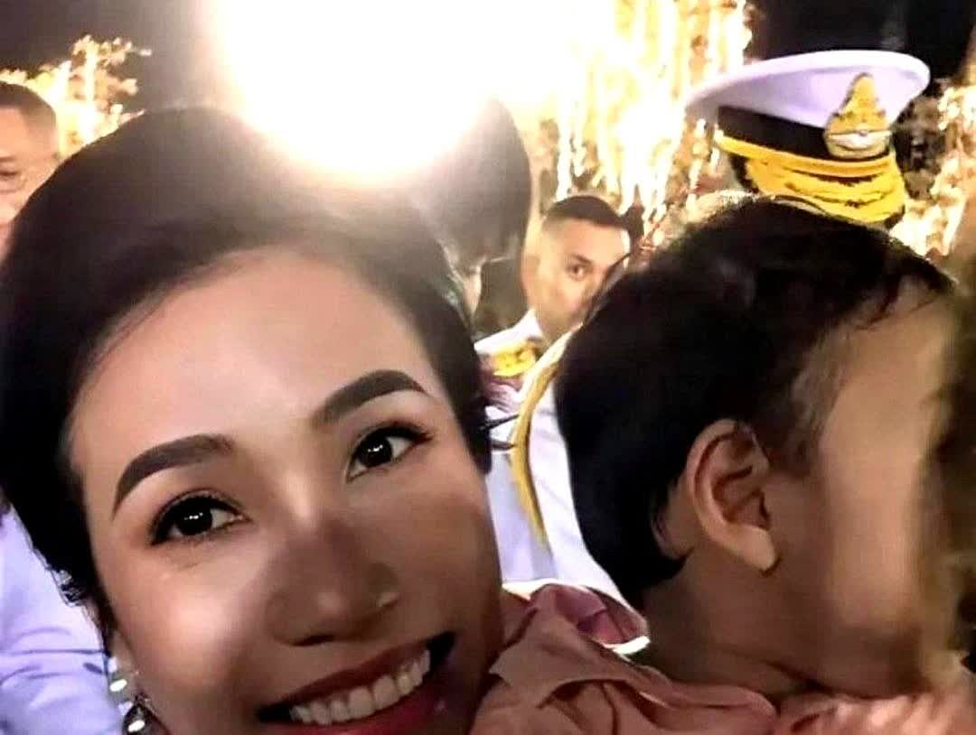 “男孩=王冠门票？”诗妮娜凌晨甩合照，泰王搂新生儿，她改名“诗妮娜·玛哈泼喃”，