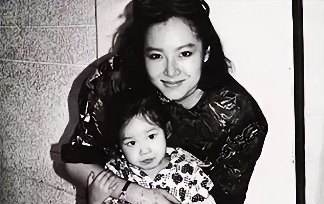 1984年，26岁的恬妞嫁给了印尼富豪，结婚当晚，她才知道老公可以娶二房，没想到
