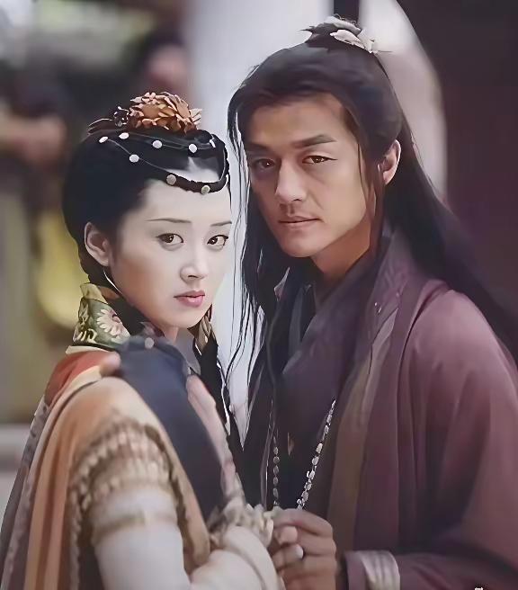 2000年，《笑傲江湖》剧组想换掉扮演令狐冲的演员，他们找到李亚鹏。那时的李