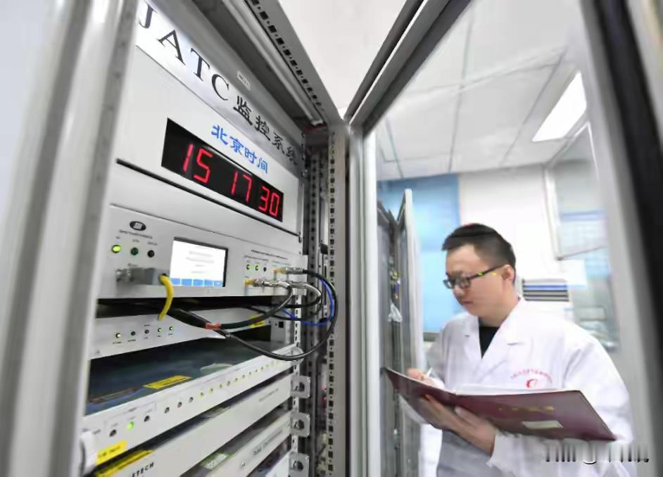 惊！美国42款武器突袭授时中心，中国30亿年差1秒技术破局！🇺🇸偷袭未