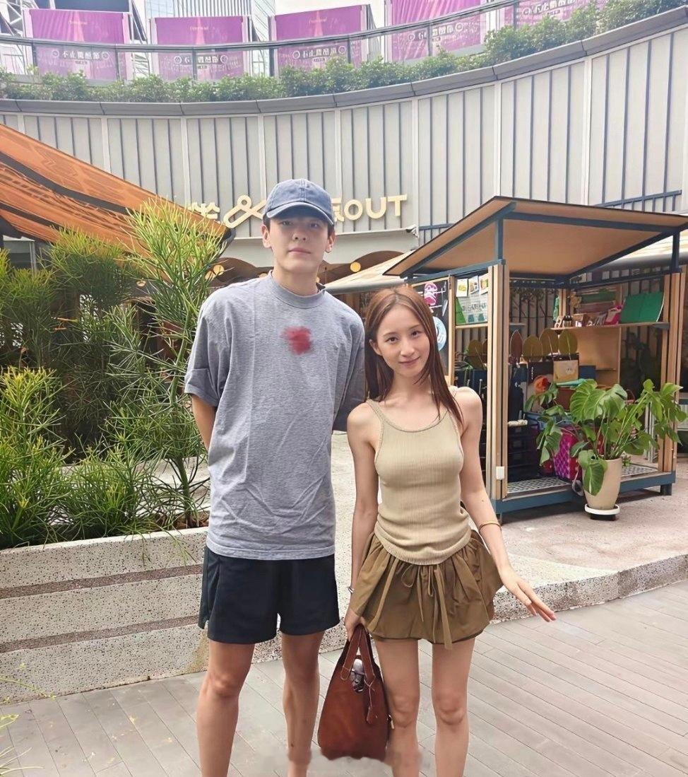 我勒个豆！差点没认出来，本人比电视里还要瘦，帅到我失语！​​​