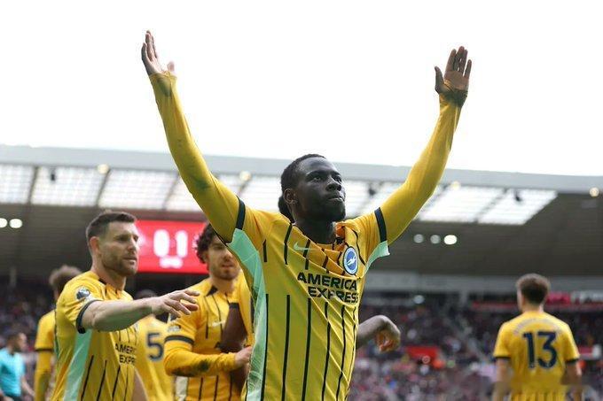 每日邮报记者斯蒂勒透露布莱顿边锋扬明特赫是利物浦今夏替代萨拉赫的一个选择，斯洛特