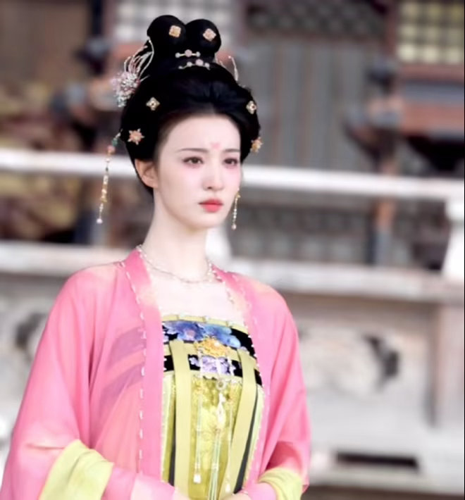 选对风格才是王炸！王楚然唐风簪花，宋祖儿复古发冠都一眼惊艳！