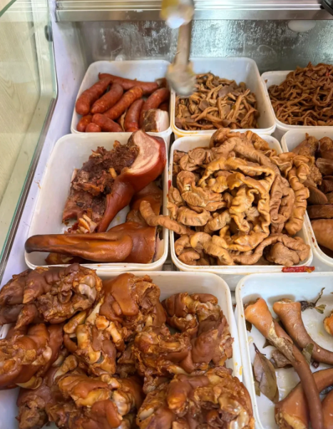 发现没有，以前猪下水卖的很便宜，几乎都没有人吃这些，可如今的猪下水价格太贵