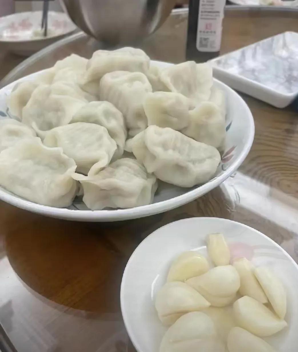 饺子和蒜应该是绝配大家吃饺子的时候，喜欢吃蒜吗？